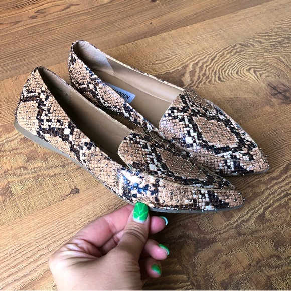 Steve Madden Pointed Toe Snakeskin SlipOn Studded Black Tan Leather Flats Size 7 - Picture 2 of 7